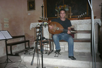 Julien Coulon enregistre dans la chapelle